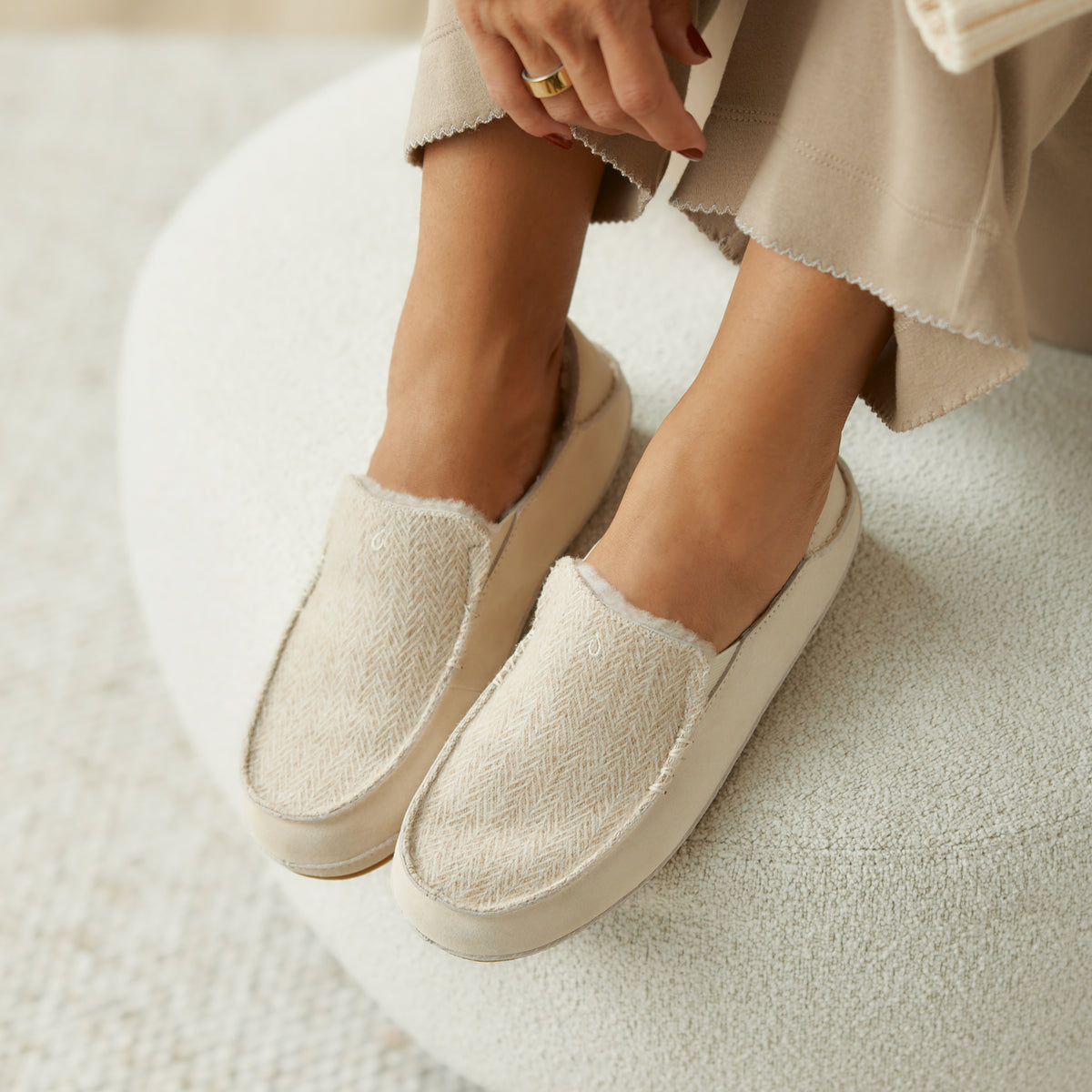 Nohea Slipper - Kapa Stripe / Puka | Women OluKai online