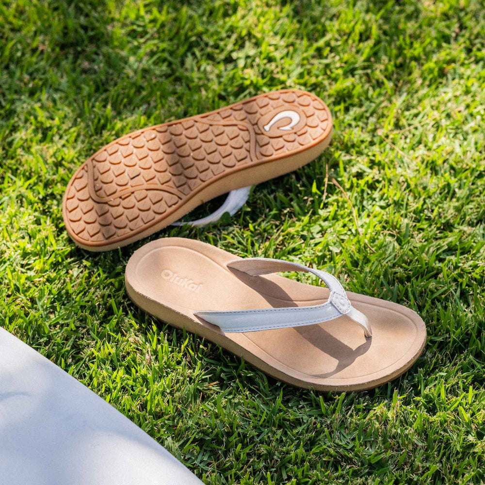 Southshore - Bright White / Warm Sand | Women OluKai online